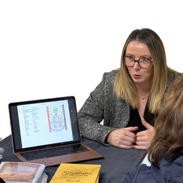 une femme qui tient un livre dans les main 